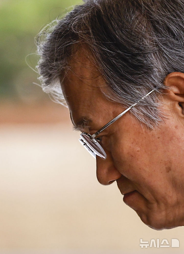 [서울=뉴시스] 정병혁 기자 = 조희대 대법원장이 5일 서울 서초구 대법원으로 출근하고 있다. 2026.03.05. jhope@newsis.com