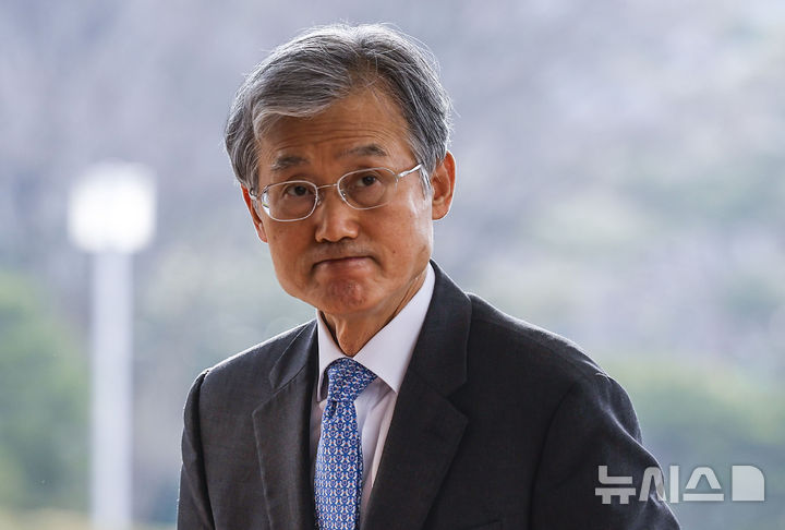 [서울=뉴시스] 정병혁 기자 = 조희대 대법원장이 5일 서울 서초구 대법원으로 출근하고 있다. 2026.03.05. jhope@newsis.com