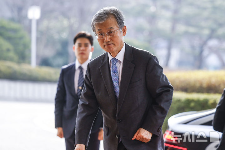 [서울=뉴시스] 정병혁 기자 = 조희대 대법원장이 5일 서울 서초구 대법원으로 출근하고 있다. 2026.03.05. jhope@newsis.com