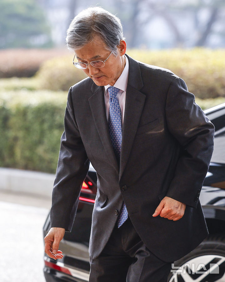 [서울=뉴시스] 정병혁 기자 = 조희대 대법원장이 5일 서울 서초구 대법원으로 출근하고 있다. 2026.03.05. jhope@newsis.com