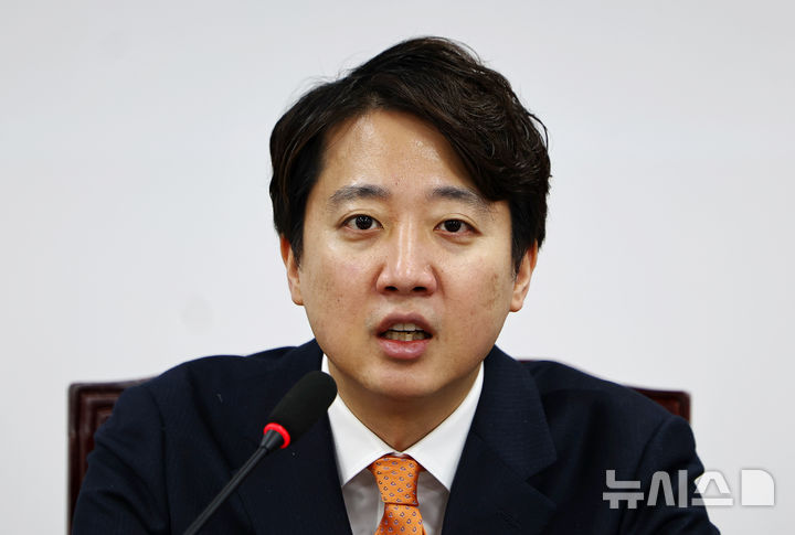 [서울=뉴시스] 김명년 기자 = 개혁신당 이준석 대표가 5일 오전 서울 여의도 국회에서 열린 최고위원회의에서 발언하고 있다. 2026.03.05. kmn@newsis.com