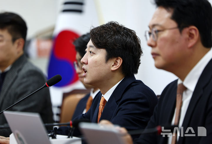 [서울=뉴시스] 김명년 기자 = 개혁신당 이준석 대표가 지난 5일 오전 서울 여의도 국회에서 열린 최고위원회의에서 발언하고 있다. 2026.03.05. kmn@newsis.com