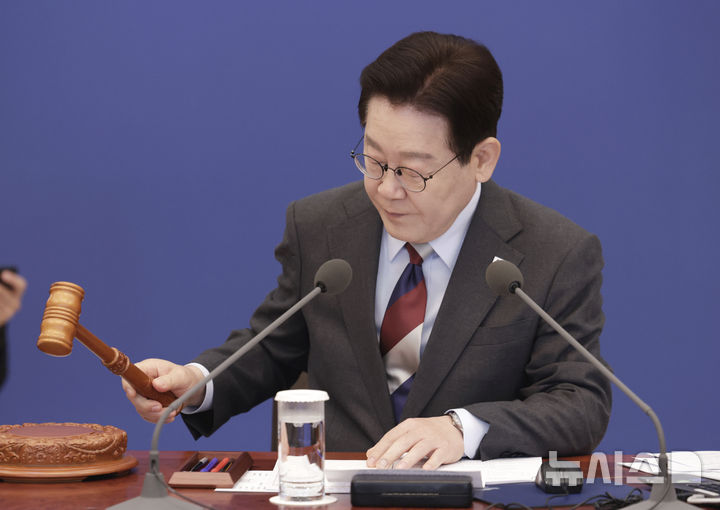 [서울=뉴시스] 최동준 기자 = 이재명 대통령이 5일 청와대에서 열린 임시 국무회의에서 의사봉을 두드리며 개회 선언을 하고 있다. 2026.03.05. photocdj@newsis.com