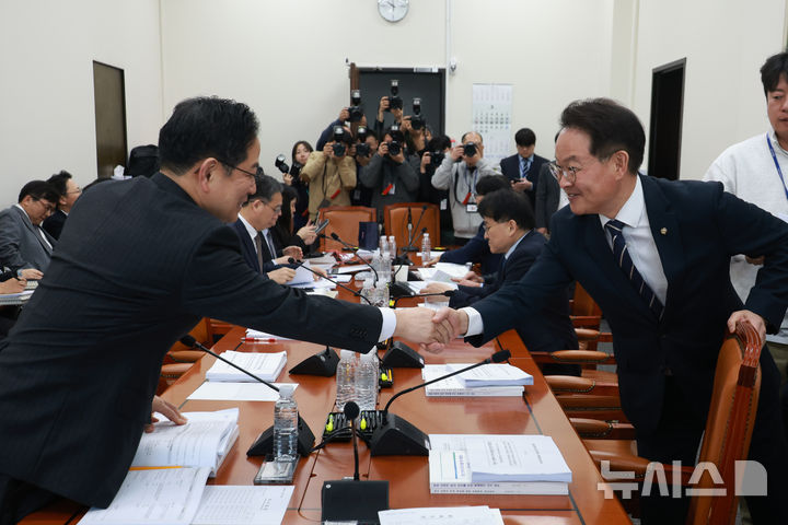 [서울=뉴시스] 고승민 기자 = 허영 더불어민주당 의원과 박수영 국민의힘 의원이 5일 서울 여의도 국회에서 열린 대미투자특별법처리를위한특별위원회 법안심사소위원회에서 악수하고 있다. 2026.03.05. kkssmm99@newsis.com
