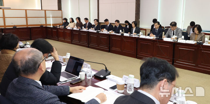 [서울=뉴시스] 추상철 기자 = 이스란 보건복지부 제1차관이 5일 오전 서울 종로구 정부서울청사에서 열린 제3차 통합돌봄정책위원회에서 발언하고 있다. 2026.03.05. scchoo@newsis.com