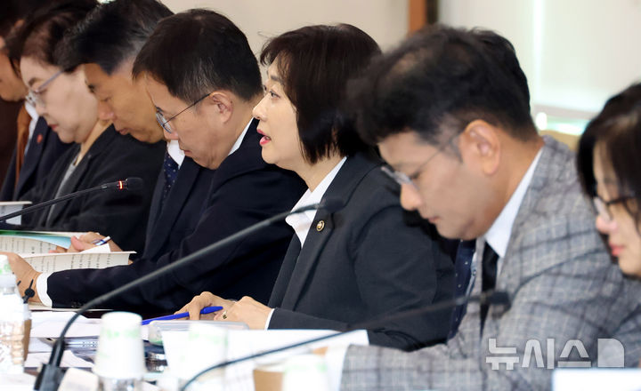 [서울=뉴시스] 추상철 기자 = 이스란 보건복지부 제1차관이 5일 오전 서울 종로구 정부서울청사에서 열린 제3차 통합돌봄정책위원회에서 발언하고 있다. 2026.03.05. scchoo@newsis.com