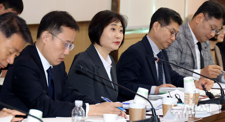 [서울=뉴시스] 추상철 기자 = 이스란 보건복지부 제1차관이 지난 5일 오전 서울 종로구 정부서울청사에서 열린 제3차 통합돌봄정책위원회에서 발언하는 모습.2026.03.05. scchoo@newsis.com