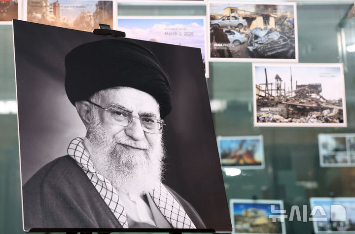 [서울=뉴시스] 홍효식 기자 = 5일 서울 용산구 주한 이란 이슬람 공화국 대사관에 미국과 이스라엘의 공습으로 사망한 아야톨라 세예드 알리 하메네이의 사진이 게시돼 있다. (공동취재) 2026.03.05. photo@newsis.com