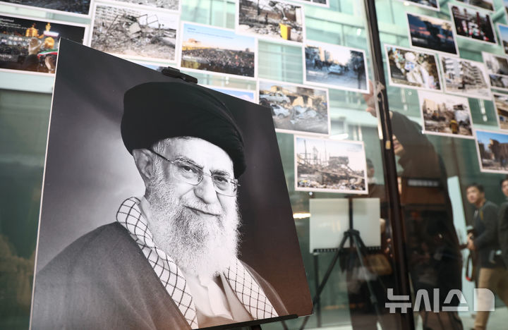 [서울=뉴시스] 홍효식 기자 = 지난 5일 서울 용산구 주한 이란 이슬람 공화국 대사관에 미국과 이스라엘의 공습으로 사망한 아야톨라 세예드 알리 하메네이의 사진이 게시돼 있다. (공동취재) 2026.03.09. photo@newsis.com