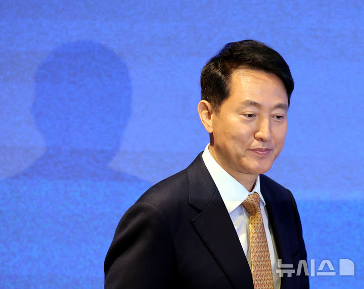[서울=뉴시스] 박주성 기자 = 오세훈 서울시장이 5일 오전 서울시청 지하1층 서울갤러리 내친구서울 1관에서 서남권 대개조 2.0 기자설명회를 위해 입장하고 있다. 2026.03.05. park7691@newsis.com