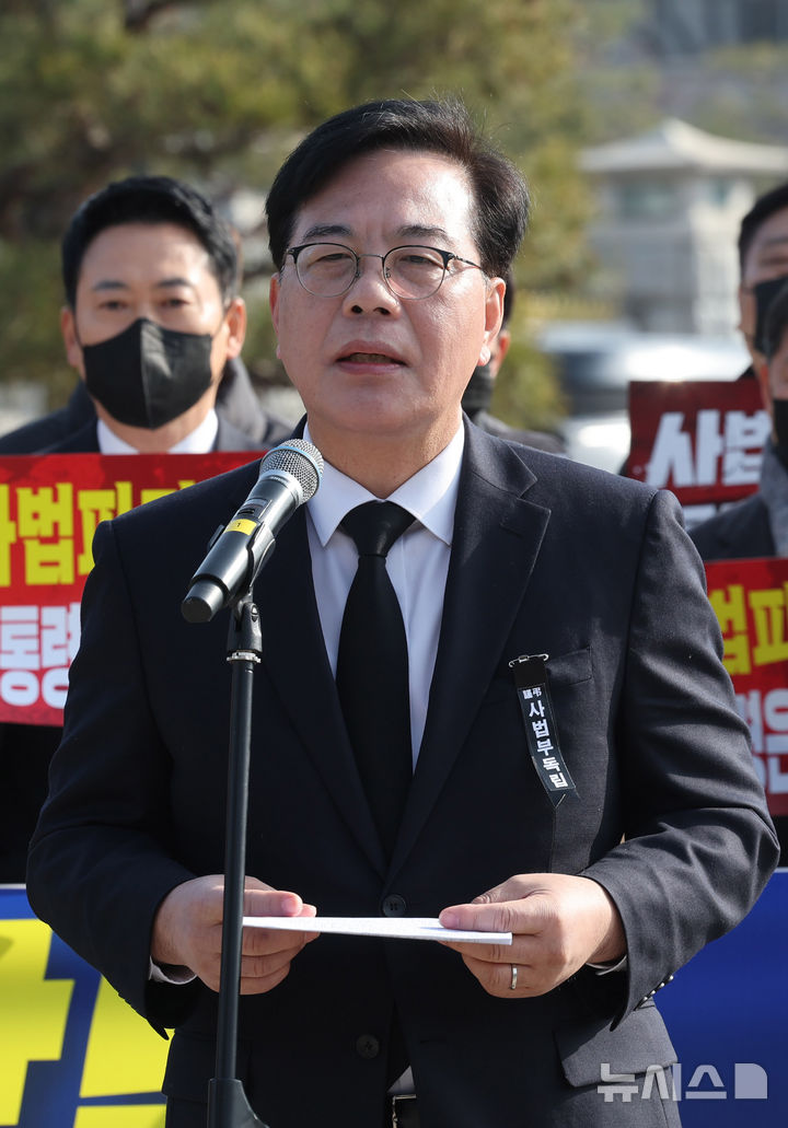 [서울=뉴시스] 배훈식 기자 = 송언석 국민의힘 원내대표가 5일 오전 서울 종로구 청와대 사랑채 분수대 앞에서 열린 현장 의원총회에서 발언하고 있다. 2026.03.05. dahora83@newsis.com