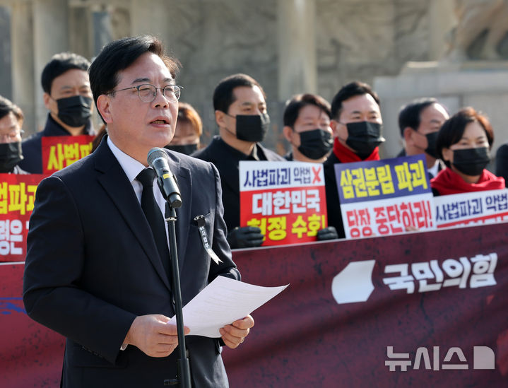 [서울=뉴시스] 배훈식 기자 = 송언석 국민의힘 원내대표가 5일 오전 서울 종로구 청와대 사랑채 분수대 앞에서 열린 현장 의원총회에서 발언하고 있다. 2026.03.05. dahora83@newsis.com