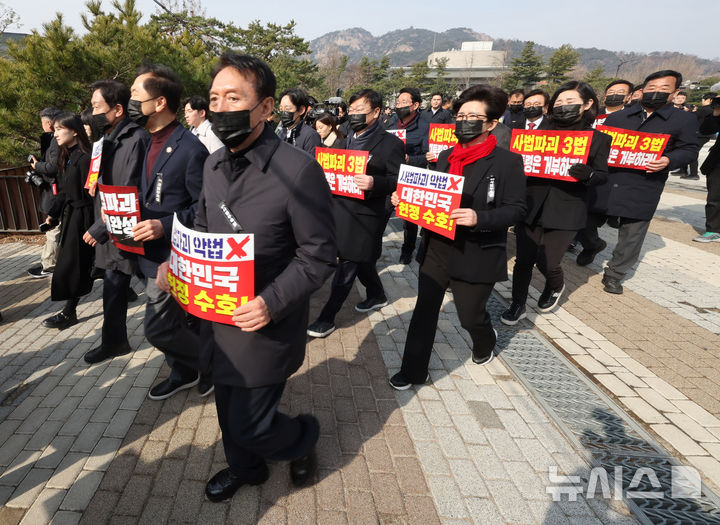 [서울=뉴시스] 배훈식 기자 = 장동혁 국민의힘 대표를 비롯한 소속 의원들이 5일 오전 서울 종로구 청와대 사랑채 분수대 앞에서 현장 의원총회를 마친 뒤 도보 행진을 하고 있다. 2026.03.05. dahora83@newsis.com