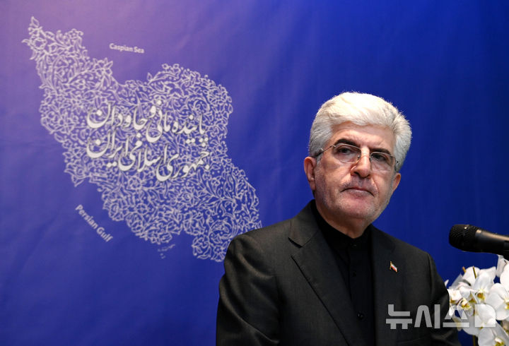 [서울=뉴시스] 홍효식 기자 = 사이드 쿠제치 주한 이란 대사가 5일 오전 서울 용산구 주한 이란 이슬람 공화국 대사관에서 열린 이스라엘과 미국의 대이란 군사적 공격과 관련해 입장을 밝히고 있다. (공동취재) 2026.03.05. photo@newsis.com