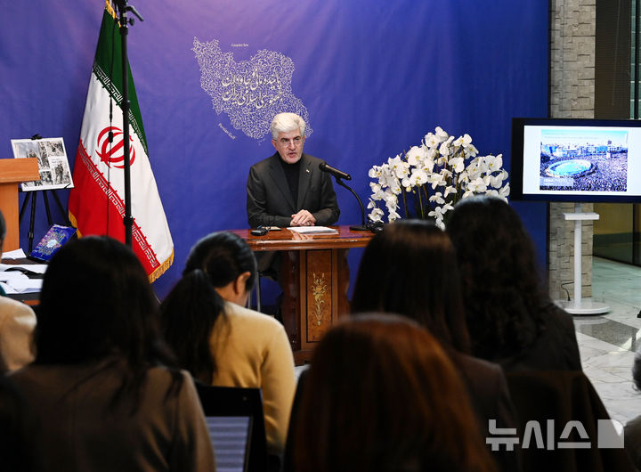 [서울=뉴시스] 홍효식 기자 = 사이드 쿠제치 주한 이란 대사가 5일 오전 서울 용산구 주한 이란 이슬람 공화국 대사관에서 열린 이스라엘과 미국의 대이란 군사적 공격과 관련해 입장을 밝히고 있다. (공동취재) 2026.03.05. photo@newsis.com