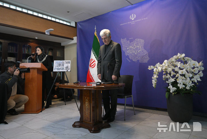 [서울=뉴시스] 홍효식 기자 = 사이드 쿠제치 주한 이란 대사가 5일 오전 서울 용산구 주한 이란 이슬람 공화국 대사관에서 열린 이스라엘과 미국의 대이란 군사적 공격과 관련해 입장을 밝히기 앞서 희생자들에 대한 묵념을 하고 있다. (공동취재) 2026.03.05. photo@newsis.com