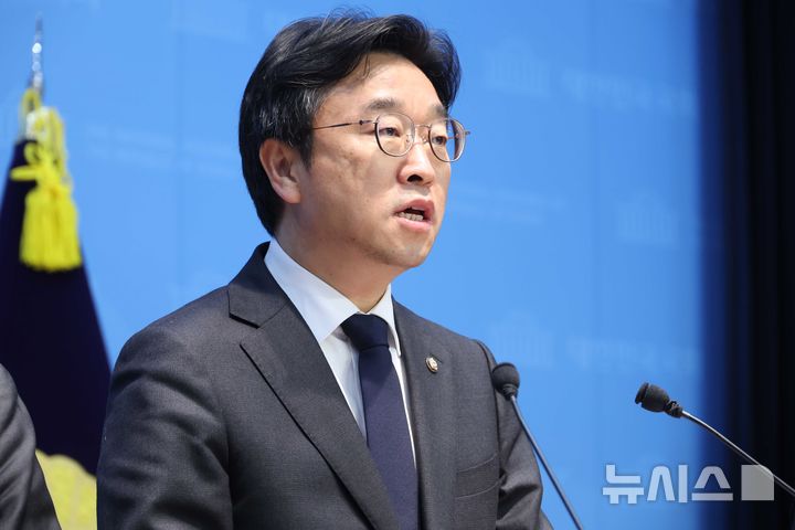 [서울=뉴시스] 조성봉 기자 = 이용우 더불어민주당 의원이 5일 오전 서울 여의도 국회 소통관에서 열린 '노조법 2조 개정 찬성 국회의원, 한화오션 원청교섭 촉구 기자회견'에서 발언을 하고 있다. 2026.03.05. suncho21@newsis.com