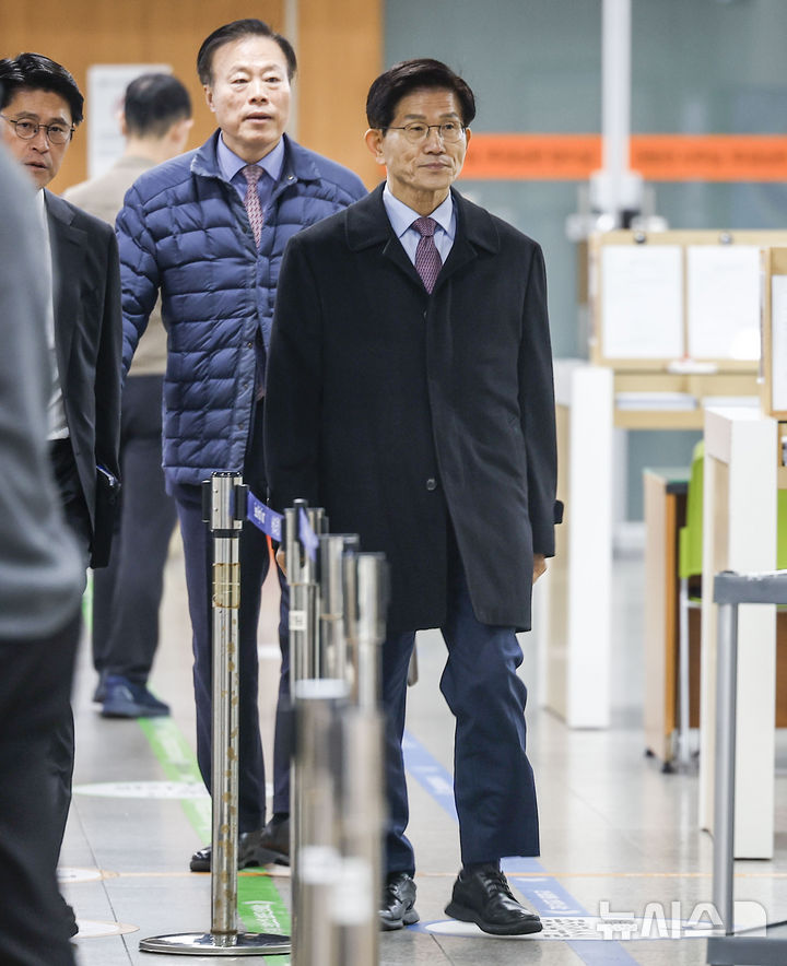 [서울=뉴시스] 정병혁 기자 = 지난 대선 당시 예비후보 신분으로 유권자들에게 명함을 교부한 혐의를 받는 김문수 전 고용노동부 장관이 5일 서울 서초구 서울지방법원에서 열린 2차 공판에 출석하고 있다. 2026.03.05. jhope@newsis.com