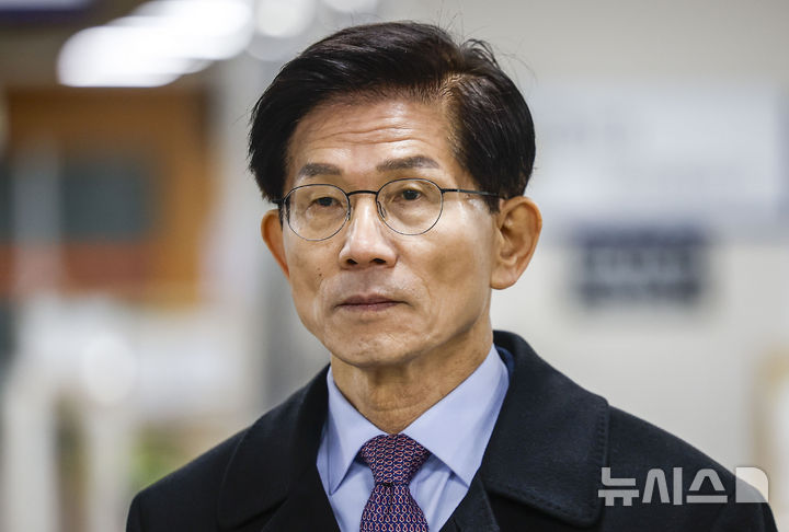 [서울=뉴시스] 정병혁 기자 = 지난 대선 당시 예비후보 신분으로 유권자들에게 명함을 교부한 혐의를 받는 김문수 전 고용노동부 장관이 5일 서울 서초구 서울지방법원에서 열린 2차 공판에 출석하고 있다. 2026.03.05. jhope@newsis.com