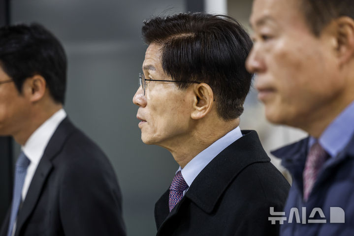 [서울=뉴시스] 정병혁 기자 = 지난 대선 당시 예비후보 신분으로 유권자들에게 명함을 교부한 혐의를 받는 김문수 전 고용노동부 장관이 5일 서울 서초구 서울지방법원에서 열린 2차 공판에 출석하고 있다. 2026.03.05. jhope@newsis.com