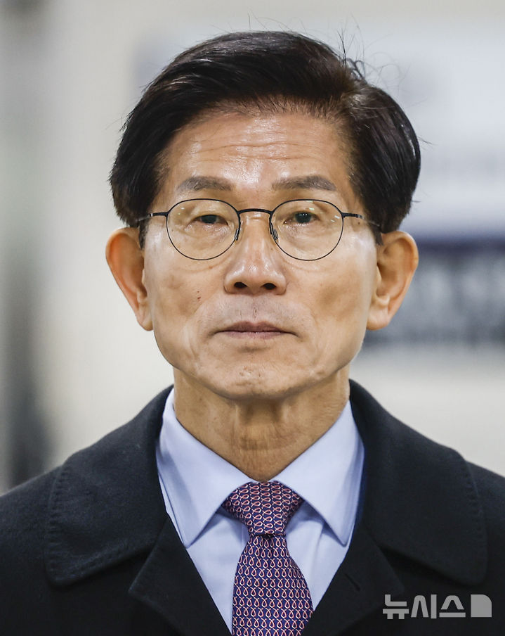 [서울=뉴시스] 정병혁 기자 = 지난 대선 당시 예비후보 신분으로 유권자들에게 명함을 교부한 혐의를 받는 김문수 전 고용노동부 장관이 5일 서울 서초구 서울지방법원에서 열린 2차 공판에 출석하고 있다. 2026.03.05. jhope@newsis.com