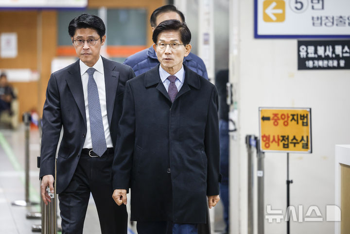 [서울=뉴시스] 정병혁 기자 = 지난 대선 당시 예비후보 신분으로 유권자들에게 명함을 교부한 혐의를 받는 김문수 전 고용노동부 장관이 5일 서울 서초구 서울지방법원에서 열린 2차 공판에 출석하고 있다. 2026.03.05. jhope@newsis.com