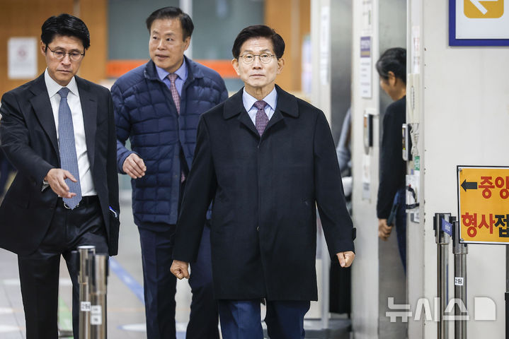 [서울=뉴시스] 정병혁 기자 = 지난 대선 당시 예비후보 신분으로 유권자들에게 명함을 교부한 혐의를 받는 김문수 전 고용노동부 장관이 5일 서울 서초구 서울지방법원에서 열린 2차 공판에 출석하고 있다. 2026.03.05. jhope@newsis.com