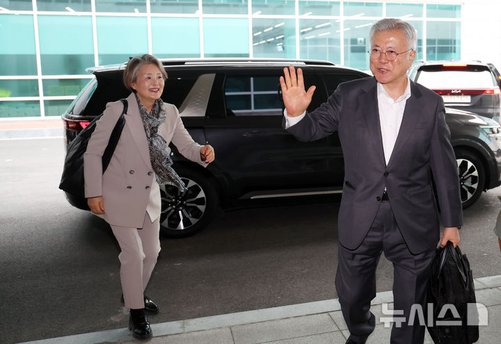 [부산=뉴시스] 하경민 기자 = 미국으로 출국하는 문재인 전 대통령과 김정숙 여사가 5일 부산 강서구 김해국제공항에 도착, 차량에서 내려 인천공항으로 향하기 위해 이동하고 있다. 2026.03.05. yulnetphoto@newsis.com