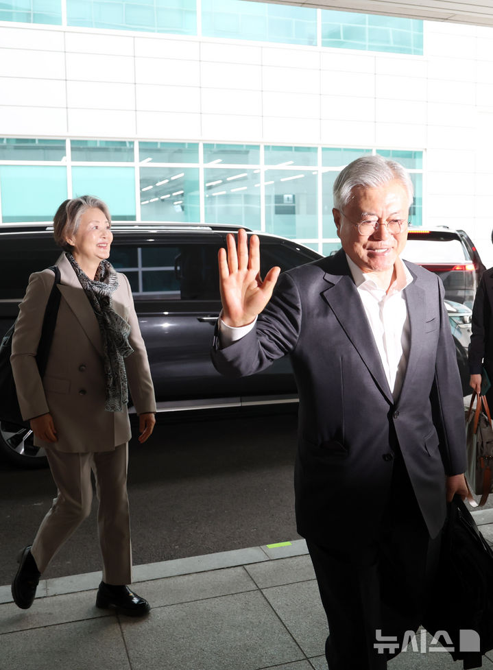 [부산=뉴시스] 하경민 기자 = 미국으로 출국하는 문재인 전 대통령과 김정숙 여사가 5일 부산 강서구 김해국제공항에 도착, 차량에서 내려 인천공항으로 향하기 위해 이동하고 있다. 2026.03.05. yulnetphoto@newsis.com