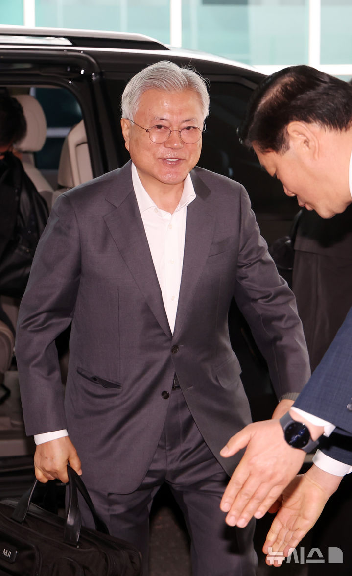 [부산=뉴시스] 하경민 기자 = 미국으로 출국하는 문재인 전 대통령이 5일 부산 강서구 김해국제공항에 도착, 차량에서 내리고 있다. 2026.03.05. yulnetphoto@newsis.com