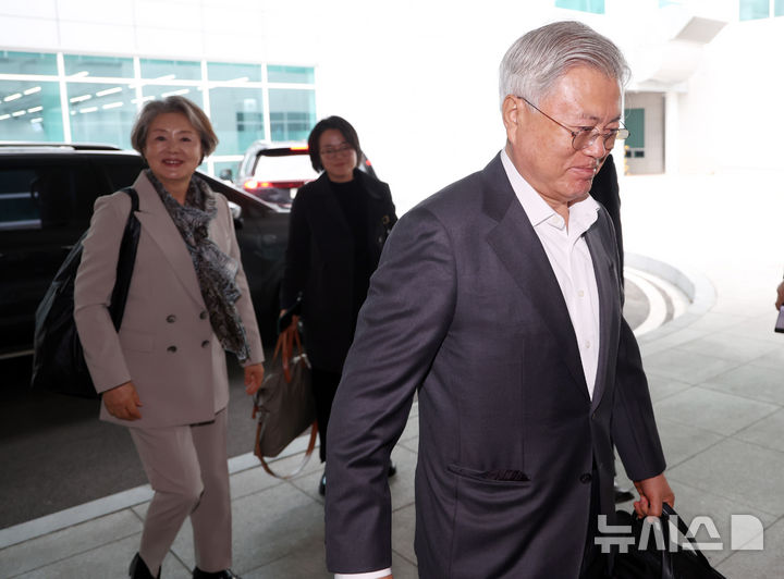 [부산=뉴시스] 하경민 기자 = 미국으로 출국하는 문재인 전 대통령과 김정숙 여사가 5일 부산 강서구 김해국제공항에 도착, 차량에서 내려 인천공항으로 향하기 위해 이동하고 있다. 2026.03.05. yulnetphoto@newsis.com