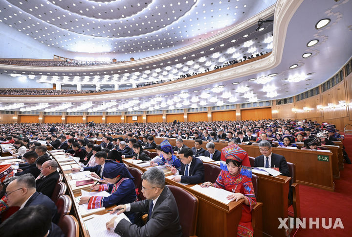 [베이징=신화/뉴시스] 5일 중국 베이징 인민대회당에서 개막한 전국인민대표대회(전인대)에 대표들이 참석해 리창 총리의 공작보고(업무보고)를 듣고 있다. 2026.03.06.