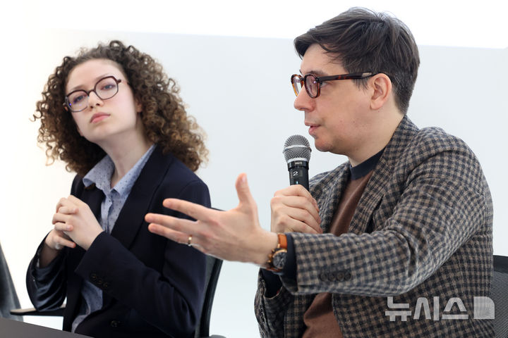 [서울=뉴시스] 박진희 기자 = 프랑스의 팀파니스트이자 지휘자 아드리앙 페뤼숑(오른쪽)과 피아니스트 아리엘 벡이 5일 서울 서대문구 주한 프랑스대사관에서 '한불 수교 140주년 기념 개막 음악회' 기자간담회를 하고 있다. 이들은 오는 7일 부천아트센터에서 프랑스와 한국 수교 140주년을 기념하는 2026년 프랑스 문화시즌 개막 음악회 무대에 오른다. 2026.03.05. pak7130@newsis.com