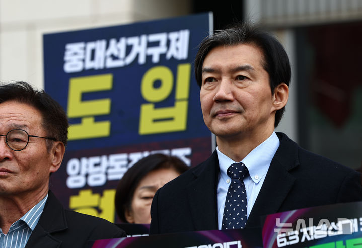 [서울=뉴시스] 김명년 기자 = 조국 조국혁신당 대표가 5일 오전 서울 영등포역 앞 광장에서 열린 '2026 지방선거 정치개혁 촉구 시민 대행진'에 참석해 있다. 2026.03.05. kmn@newsis.com