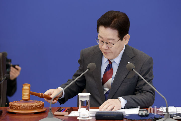 [서울=뉴시스] 최동준 기자 = 이재명 대통령이 5일 청와대에서 열린 임시 국무회의에서 의사봉을 두드리며 개회 선언을 하고 있다. 2026.03.05. photocdj@newsis.com