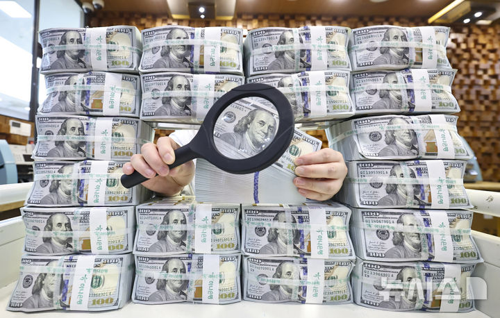 [서울=뉴시스] 김근수 기자 = 달러화 표시 외국환평형기금채권(이하 외평채) 신규 발행 및 운용수익으로 지난달 외환보유액이 증가한 가운데 지난 5일 서울 중구 을지로 하나은행 본점 위변조센터에서 직원이 달러를 들어보이고 있다. 한국은행에 따르면 국민연금과의 외환스왑을 비롯한 시장 안정화 조치, 기타 통화 외화자산의 미국 달러 환산액 감소 등에도 지난달 외환보유액은 4276억2000만 달러로 직전 월(4259억1000만 달러) 대비 17억2000만 달러 늘어났다고 밝혔다. 2026.03.05. ks@newsis.com