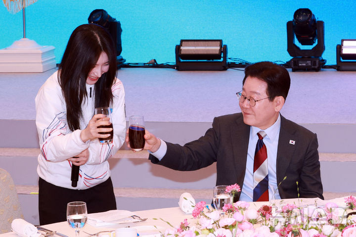 [서울=뉴시스] 고범준 기자 = 이재명 대통령이 5일 청와대 영빈관에서 열린 2026 밀라노·코르티나담페초 동계올림픽 선수단 격려 오찬에서 쇼트트랙 김길리와 건배하고 있다. 2026.03.05. photo@newsis.com