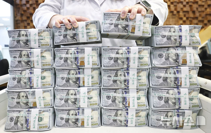 [서울=뉴시스] 김근수 기자 = 달러화 표시 외국환평형기금채권(이하 외평채) 신규 발행 및 운용수익으로 지난달 외환보유액이 증가한 가운데 5일 서울 중구 을지로 하나은행 본점 위변조센터에서 직원이 달러를 들어보이고 있다. 2026.03.05. ks@newsis.com