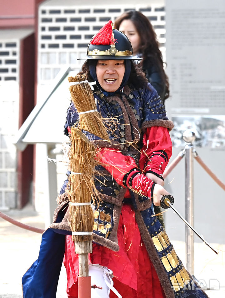[수원=뉴시스] 김종택 기자 = 절기상 경칩인 5일 경기 수원시 팔달구 화성행궁에서 혹한기 정기휴연을 마친 수원시립공연단원들이 무예24기 공연을 펼치고 있다. 2026.03.05. jtk@newsis.com