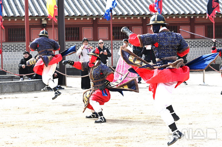 [수원=뉴시스] 김종택 기자 = 절기상 경칩인 5일 경기 수원시 팔달구 화성행궁에서 혹한기 정기휴연을 마친 수원시립공연단원들이 무예24기 공연을 펼치고 있다. 2026.03.05. jtk@newsis.com
