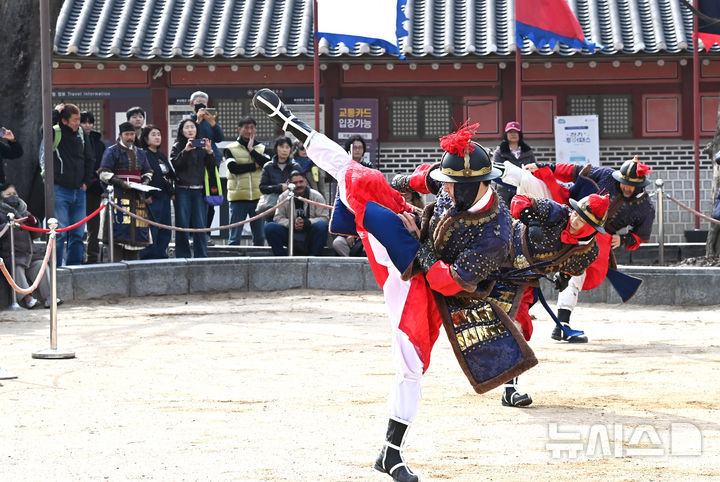 [수원=뉴시스] 김종택 기자 = 절기상 경칩인 5일 경기 수원시 팔달구 화성행궁에서 혹한기 정기휴연을 마친 수원시립공연단원들이 무예24기 공연을 펼치고 있다. 2026.03.05. jtk@newsis.com