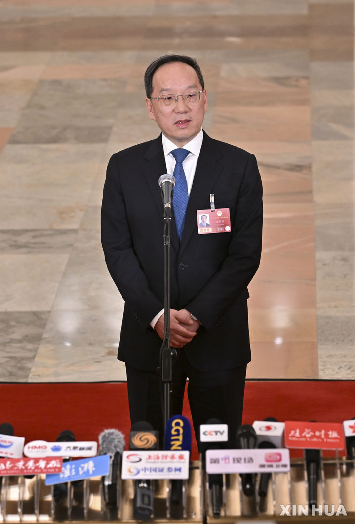 [베이징=신화/뉴시스] 중국이 리러청(61) 공업정보화부 부장(장관)을 첨단 제조업 중심지로 부상하고 있는 안후이성 당서기로 임명했다. 사진은 리 서기가 지난 3월 전국인민대표대회에서 취재진의 질문에 답하는 모습. 2026.09.23