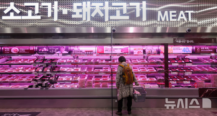 [서울=뉴시스] 홍효식 기자 = 5일 서울 시내 한 대형마트에서 시민들이 축산물을 살펴보고 있다. 2026.03.05. yesphoto@newsis.com