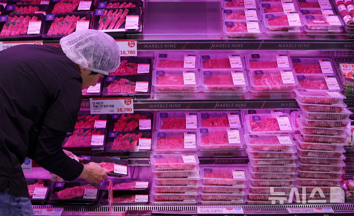 [서울=뉴시스] 홍효식 기자 = 서울 시내 한 대형마트에서 직원이 한우를 정리하고 있다. 2026.03.05. yesphoto@newsis.com