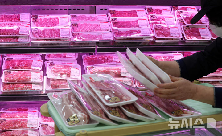 [서울=뉴시스] 홍효식 기자 = 5일 서울 시내 한 대형마트에서 관계자가 돼지고기를 정리하고 있다. 2026.03.05. yesphoto@newsis.com