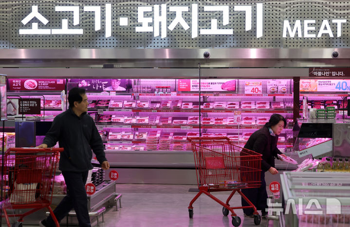 [서울=뉴시스] 홍효식 기자 = 돼지고기와 한우, 닭고기 등 축산물 가격이 모두 1년 전보다 10% 넘게 오르면서 밥상 물가 부담이 커지고 있다. 5일 축산물품질평가원의 품목별가격 정보에 따르면 삼겹살은 지난 4일 기준 평균 소비자 가격이 100ｇ당 2,637원으로 1년 전보다 13.5%, 목심은 2,442원으로 14.5%, 앞다리는 1,548원으로 11.8% 상승했다. 한우 안심은 1+등급 기준 100ｇ당 1만5,247원으로 1년 전보다 10.8%, 등심은 1만2,361원으로 13%, 양지는 6,772원으로 14.3% 올랐다. 닭고기는 ㎏당 6,263원으로 11.1% 올랐다. 5일 서울 시내 한 대형마트에서 시민들이 축산물을 살펴보고 있다. 2026.03.05. yesphoto@newsis.com