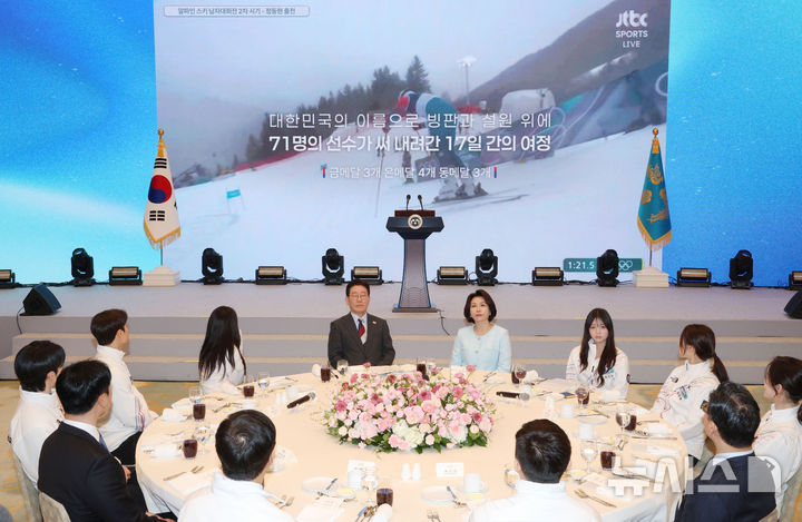 [서울=뉴시스] 고범준 기자 = 이재명 대통령과 김혜경 여사가 5일 청와대 영빈관에서 열린 2026 밀라노·코르티나담페초 동계올림픽 선수단 격려 오찬에서 대회 결과보고 영상을 시청하고 있다. 2026.03.05. photo@newsis.com
