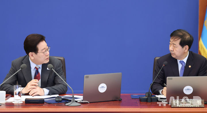 [서울=뉴시스] 최동준 기자 = 이재명 대통령이 5일 청와대에서 열린 임시 국무회의에서 발언하고 있다. 오른쪽은 구윤철 부총리 겸 재정경제부 장관. 2026.03.05. photocdj@newsis.com