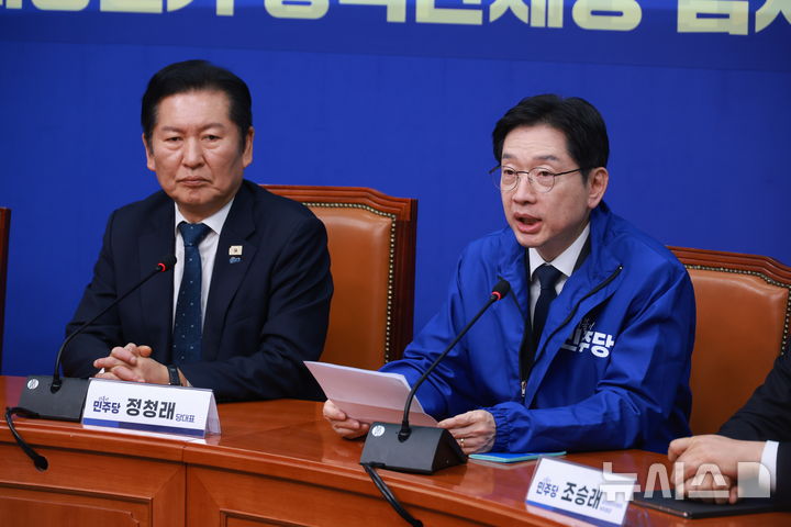 [서울=뉴시스] 고승민 기자 = 더불어민주당 경남도지사 후보로 확정된 김경수 지방시대위원장이 5일 서울 여의도 국회에서 열린 중앙당공천관리위원회 공천 심사 발표에서 소감을 밝히고 있다. 2026.03.05. kkssmm99@newsis.com