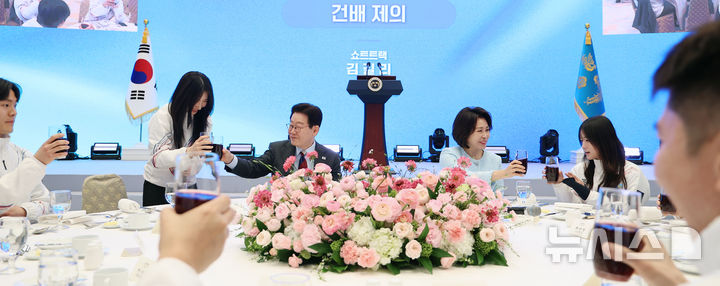 [서울=뉴시스] 고범준 기자 = 이재명 대통령이 5일 청와대 영빈관에서 열린 2026 밀라노·코르티나담페초 동계올림픽 선수단 격려 오찬에서 쇼트트랙 김길리와 건배하고 있다. 2026.03.05. photo@newsis.com
